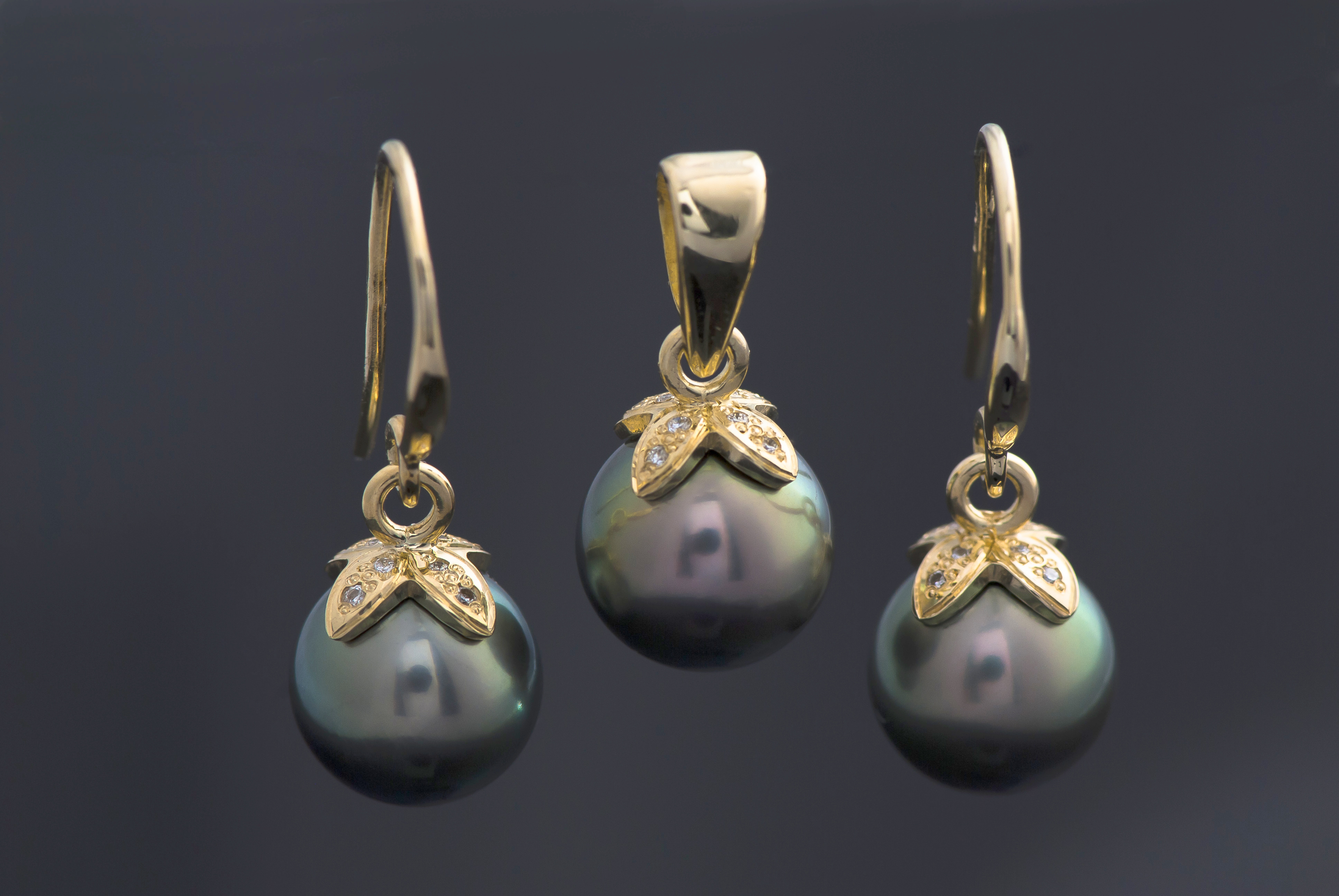 zlaté naušnice sofii z pravych tahitskych perel zdobene brilianty