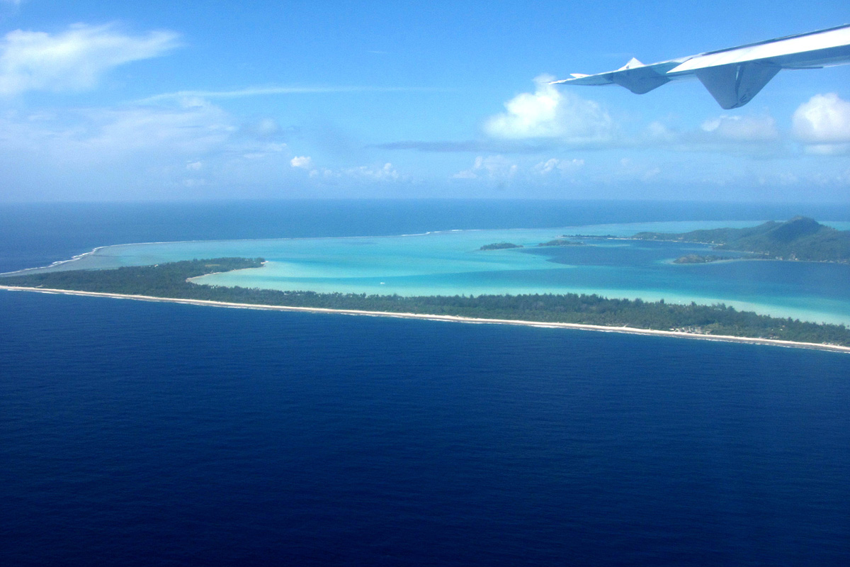 pohled z letadla na ostrov Bora Bora