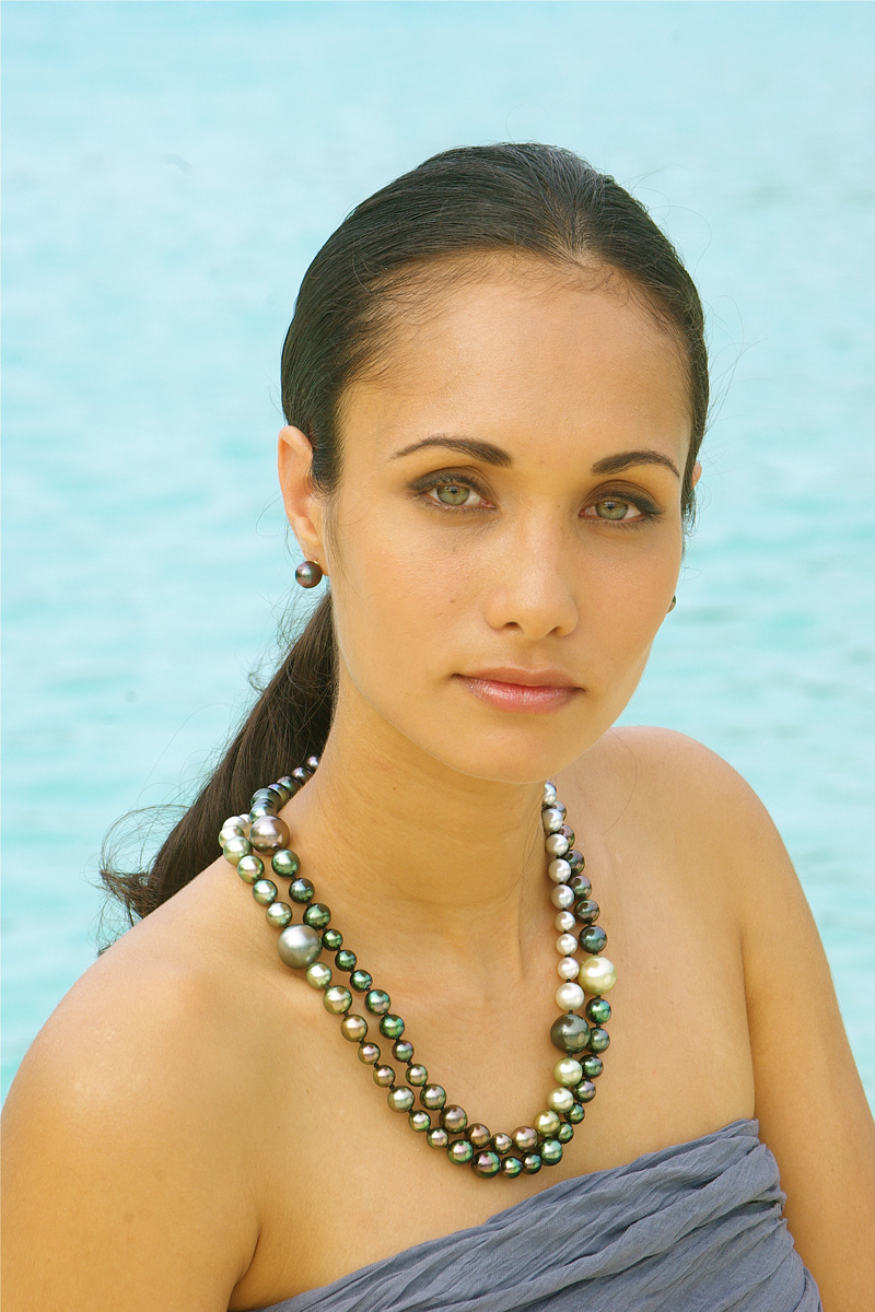 Женщина в море жемчужное ожерелье