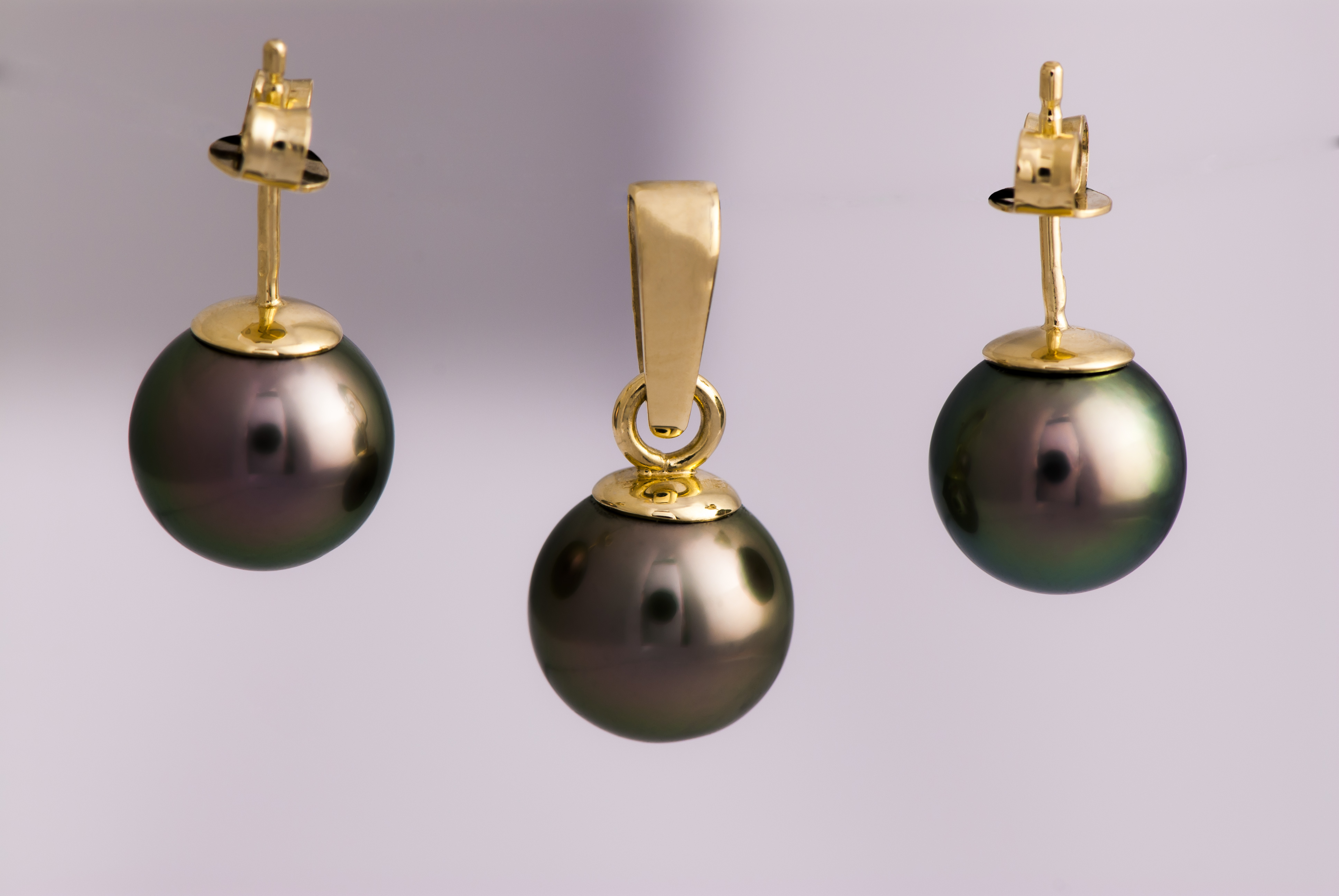 gold pendant mahini with tahitian black pearl