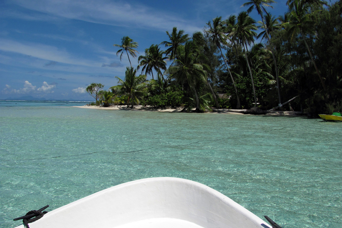 boat on the tahiti lagoon